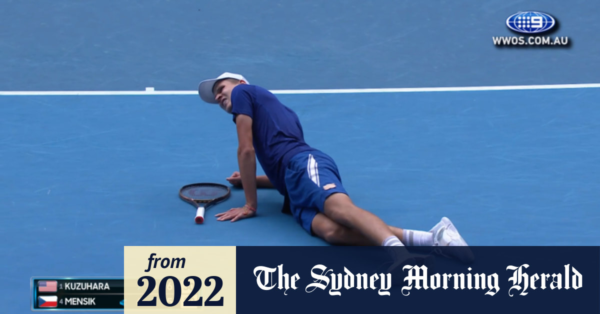 Video Junior Australian Open final ends in dramatic fashion